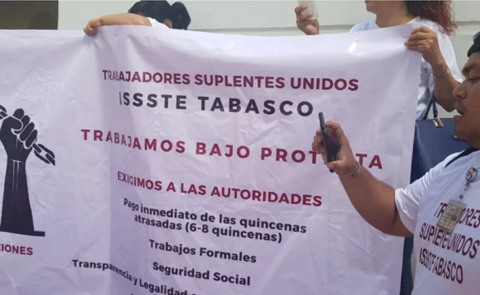 Reciben a AMLO con protestas en Tabasco