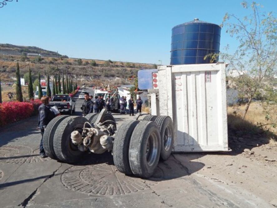 Colisiona camión contra guardería