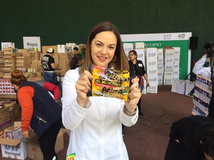 La presidenta del Patronato del DIF estatal, Karina Castro, entregó 32 toneladas de víveres en el Campo Marte. (ESPECIAL)