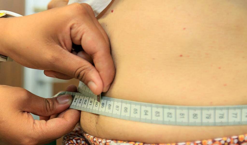 Crece sobrepeso en mujeres, pero baja en hombres