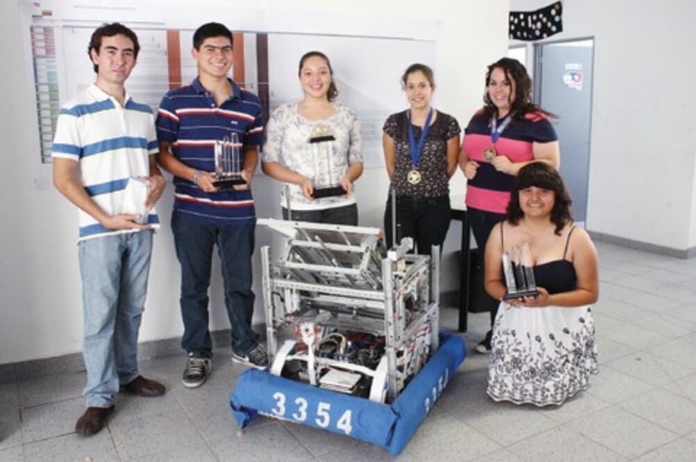 Ganan concurso de robótica en EU