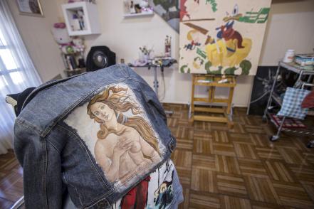 Geraldine, la artista de las chamarras de mezclilla 
