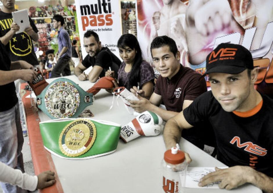 Conviven boxeadores con fans