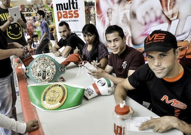Conviven boxeadores con fans