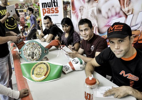 Conviven boxeadores con fans