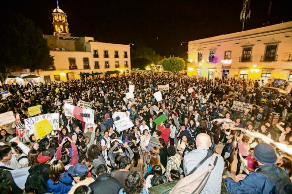 El contingente de alumnos y profesores marchó por cerca de dos horas entre las calles del centro, para concluir la manifestación en el Jardín la Corregidora (DEMIAN CHÁVEZ. EL UNIVERSAL)