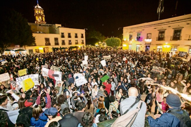 El contingente de alumnos y profesores marchó por cerca de dos horas entre las calles del centro, para concluir la manifestación en el Jardín la Corregidora (DEMIAN CHÁVEZ. EL UNIVERSAL)