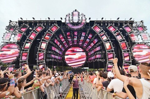 Avicii  y una guardia viven  dramas