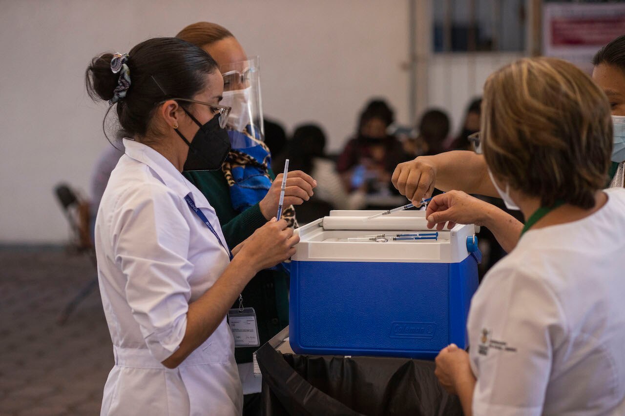 Adultos mayores del Centro Histórico irán a la UAQ para recibir dosis 