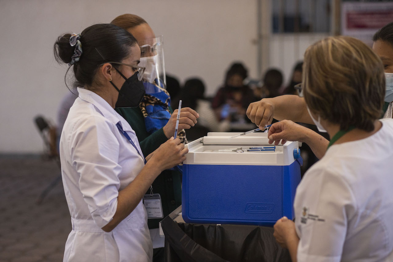 Adultos mayores del Centro Histórico irán a la UAQ para recibir dosis