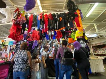 "¿Cuánto por la máscara?": tristes ventas de disfraces reportan para Halloween y Día de Muertos 