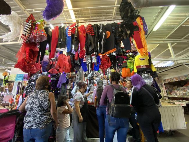 "¿Cuánto por la máscara?": tristes ventas de disfraces reportan para Halloween y Día de Muertos