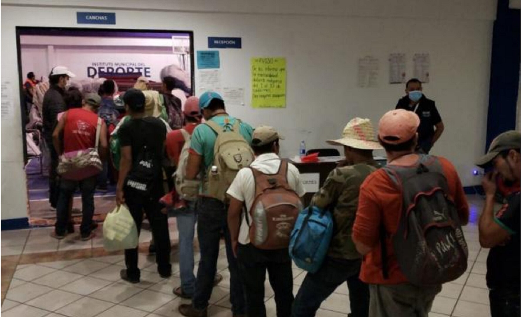 Más de mil migrantes salen de Puebla y reanudan recorrido a la CDMX