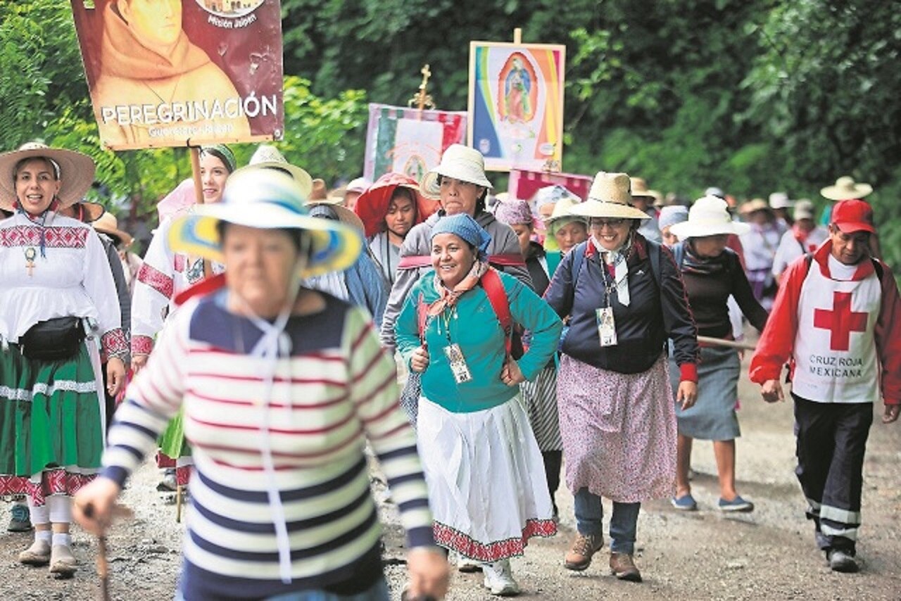 Suspenden servicio del metrobús por paso de peregrinos