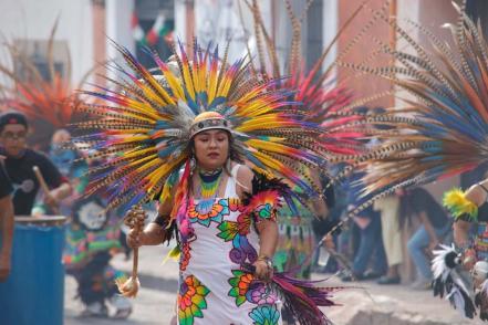 Tras dos años, concheros vuelven a calles de Querétaro 