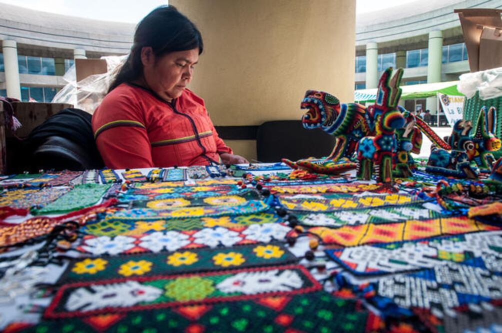 En la expo podrán encontrar productos de alta calidad como textiles de alta costura, rebozos de telar de cintura, arte plumario, piezas en ixtle, esculturas en arte huichol y piezas de barro, además de joyería (ARCHIVO EL UNIVERSAL)