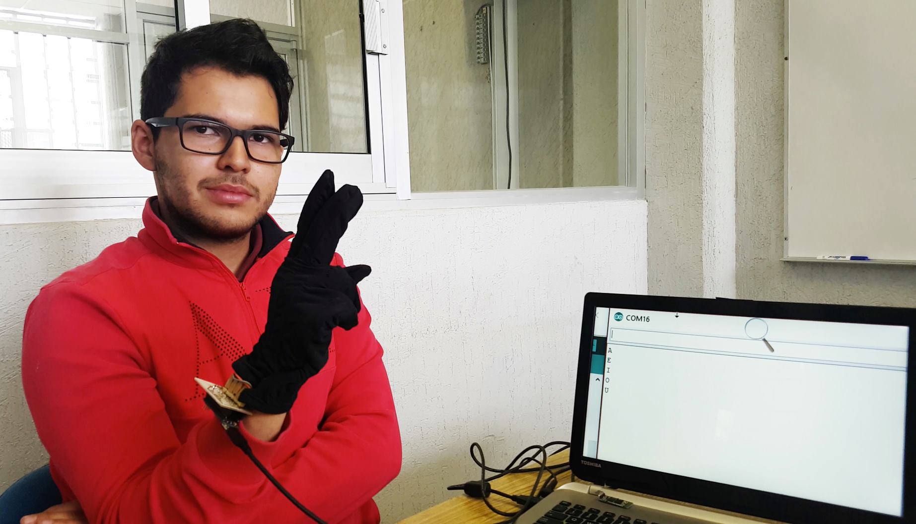 Joven crea guante que traduce señas