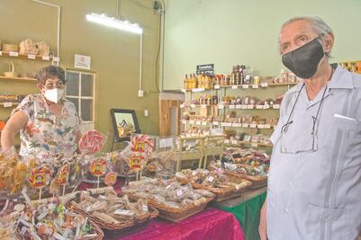 Don Agustín y Doña Lulú buscan clientes para mantener vivo el negocio de los dulces tradicionales