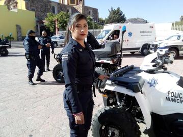 #NuestrasHistorias Al volante de una motocicleta, Beatriz vigila El Marqués  