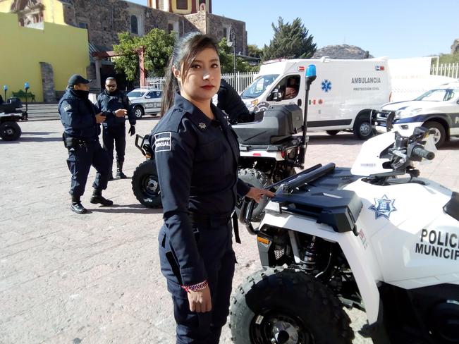 Con solo 22 años perdió el miedo a manejar una motocicleta y se convirtió en la primera mujer en pertenecer a un grupo solo de hombres. Reconocida por su habilidad, le fue entregado un móvil para mejorar su ejercicio policial en El Marqués. DOMINGO VALDE