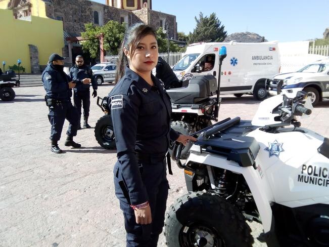 #NuestrasHistorias Al volante de una motocicleta, Beatriz vigila El Marqués