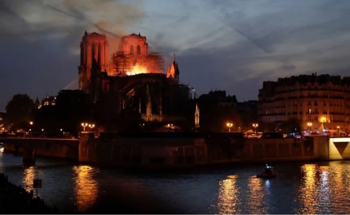 Fiscalía de Francia abre investigación sobre incendio en Notre Dame