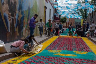 Así es el tapete de aserrín preparado para el paso de la Virgen de El Pueblito 