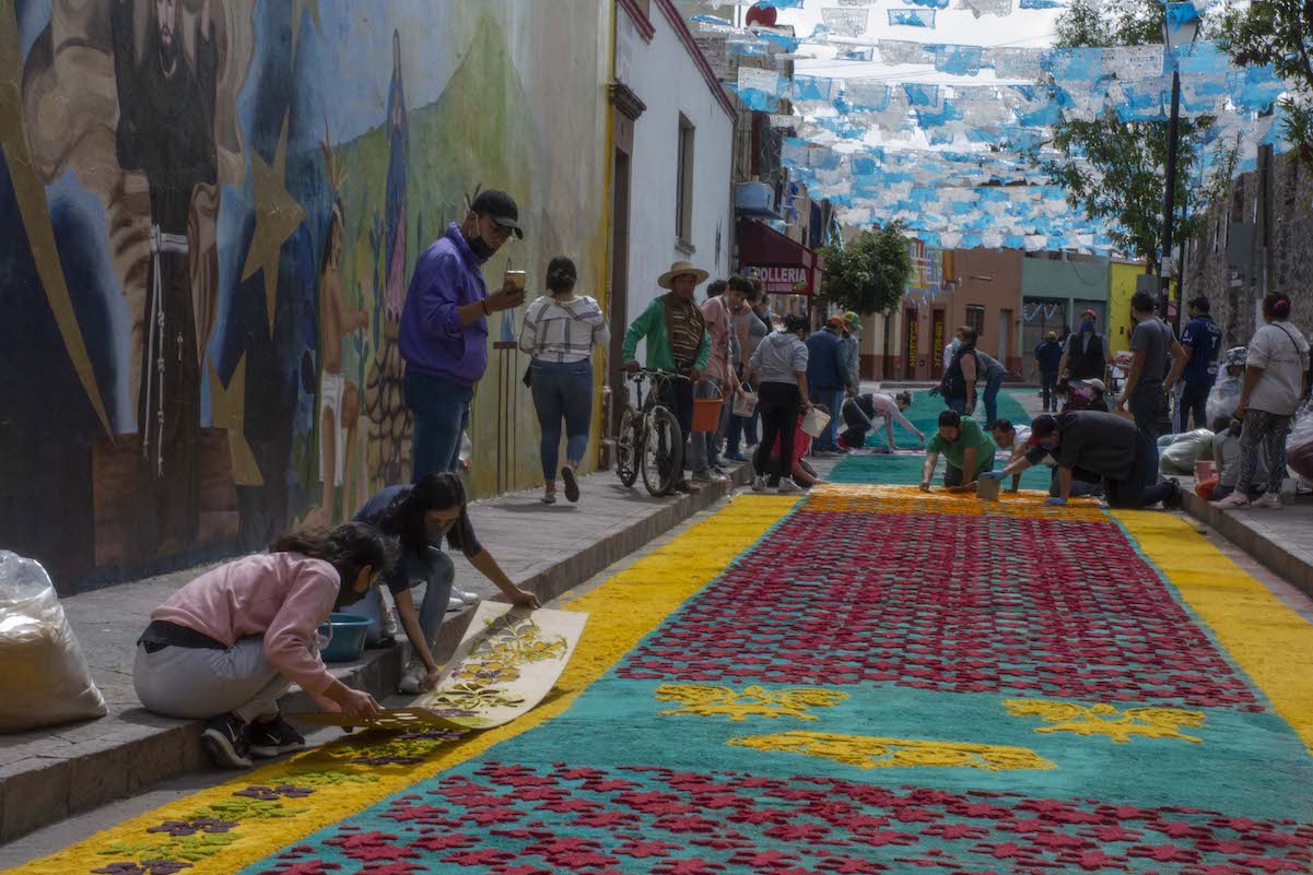 Así es el tapete de aserrín preparado para el paso de la Virgen de El Pueblito