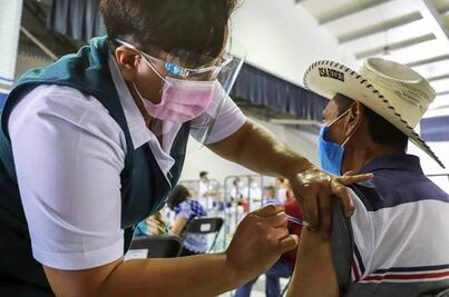 Apoyará UAQ con manual para vacunar a docentes