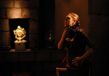 La Dama del Alba, suspenso en escena