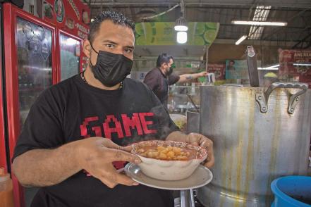El pozole de doña Gloria, un platillo elaborado con el sabor a cuatro generaciones