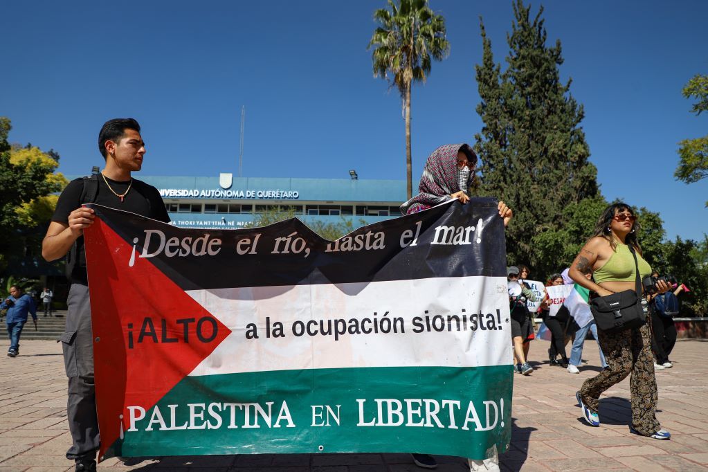 Un grupo de jóvenes protesta contra Israel en la UAQ