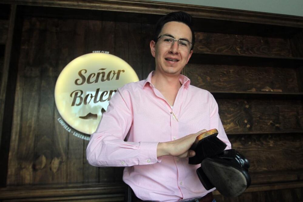 Roberto Sánchez, como muchas personas, gusta siempre de traer sus zapatos bien lustrados.