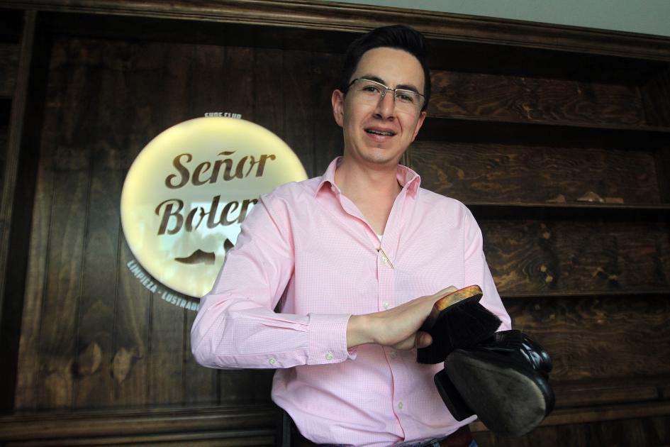 Roberto Sánchez, como muchas personas, gusta siempre de traer sus zapatos bien lustrados.