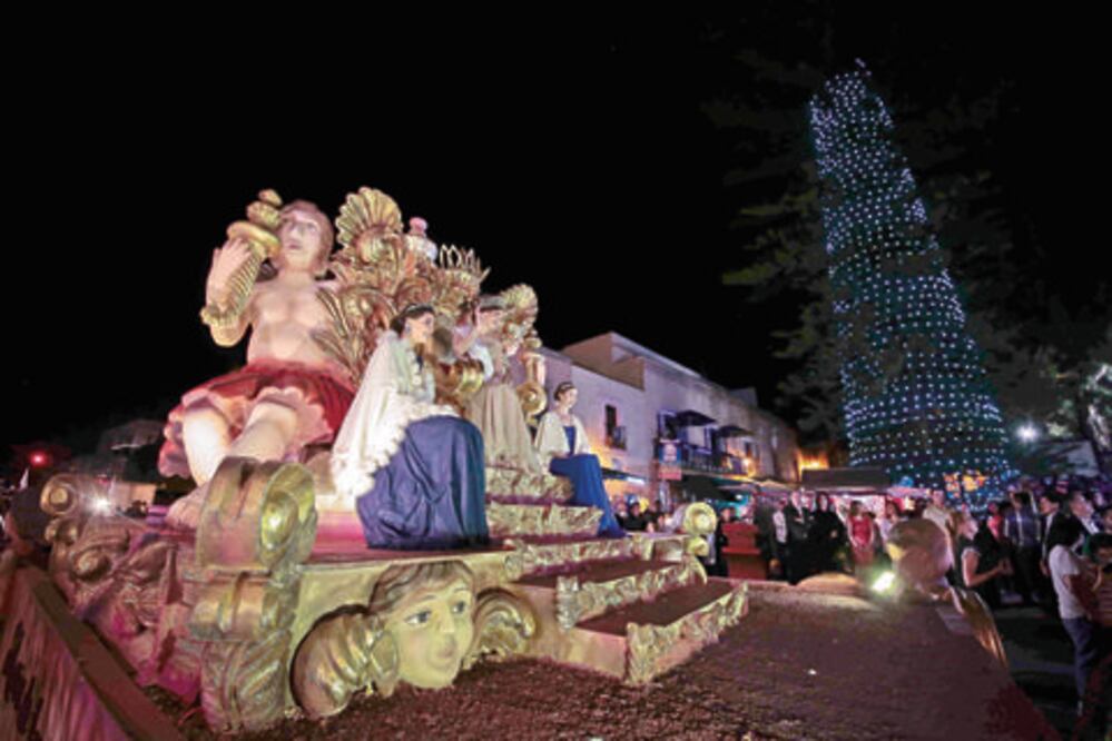 Con desfile, dan inicio a fiestas navideñas