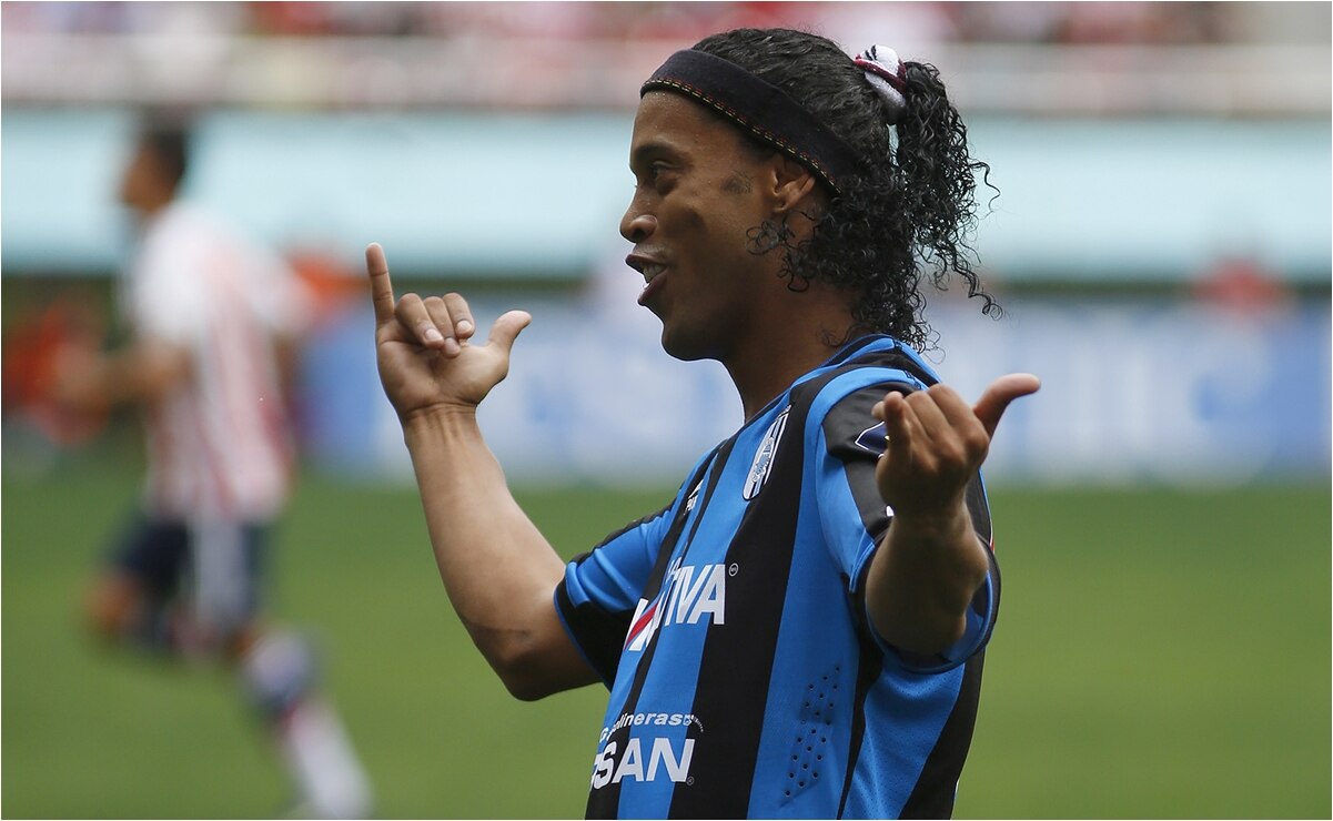 “Con unas cervezas”, así convencieron a Ronaldinho de jugar en el Querétaro