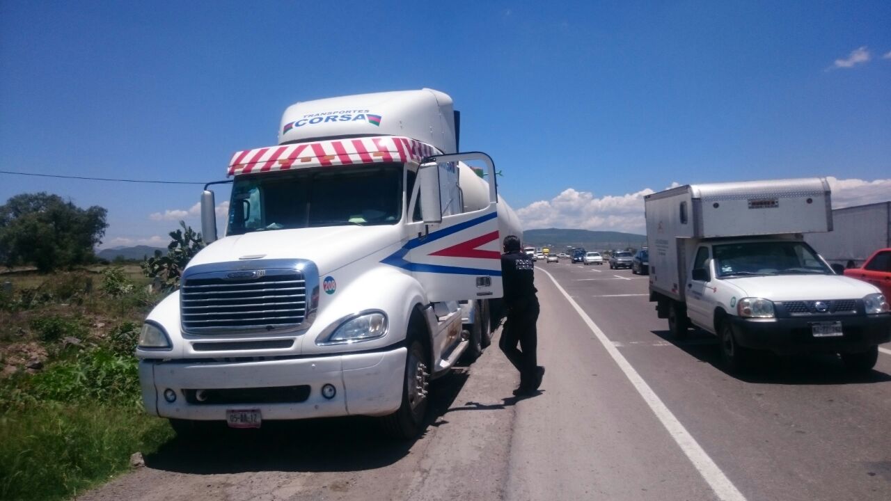 Queda atorado trailer en Libramiento Surponiente