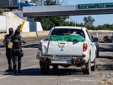 Hallan cuerpos en camioneta abandonada