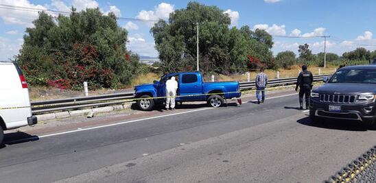 Policía persigue, dispara y detiene a tres personas en la autopista a Celaya