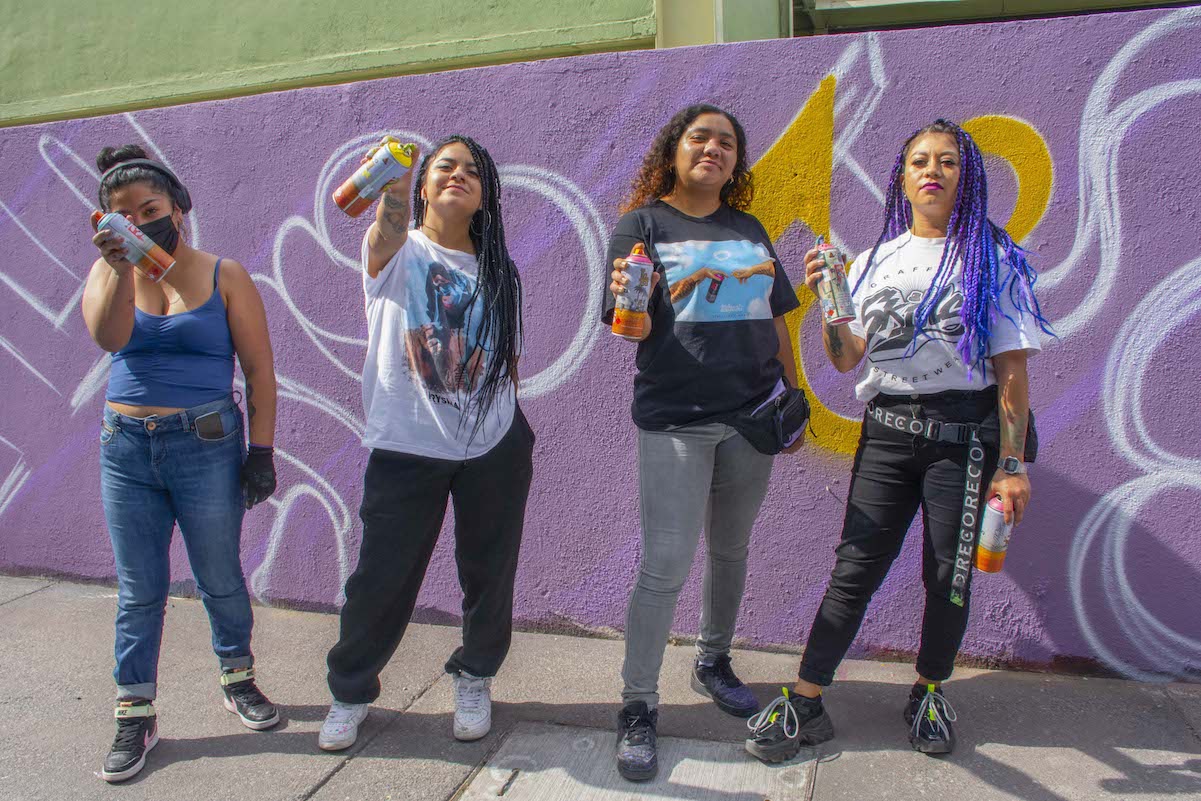 Respeto, aquí hay mujeres pintando con aerosol