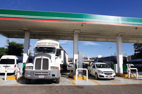 Baja en precio de combustible, insuficiente: transpotistas