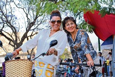 Con tacones y en bicis festejan a la mujer