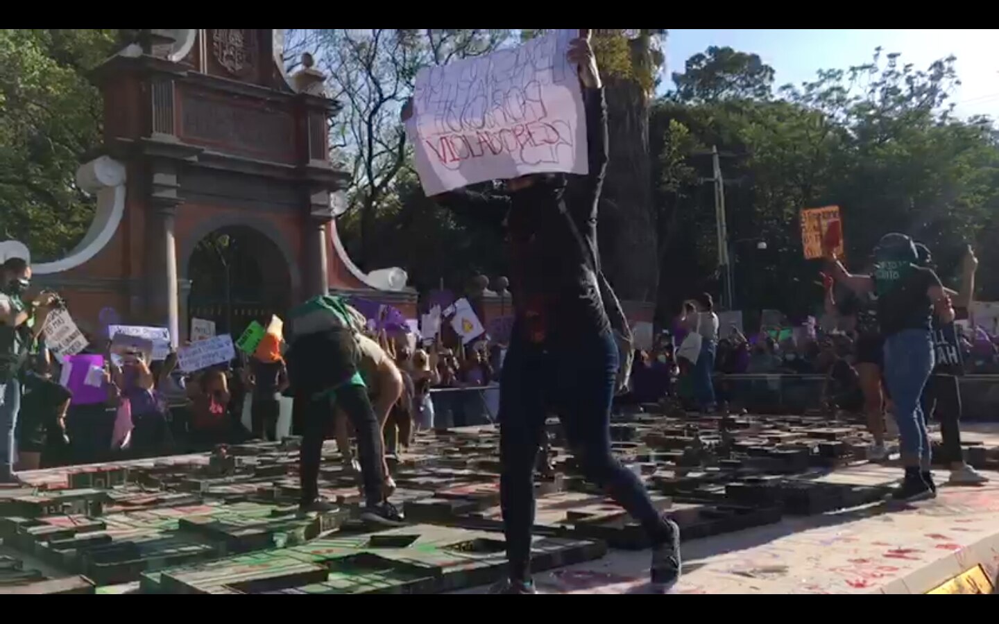 "Somos malas, podemos ser peores", gritan las mujeres en Querétaro por 8M