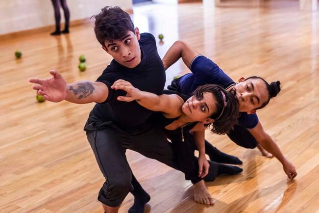 Unen danza y la lengua de señas