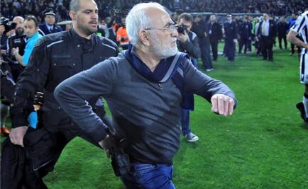 Dueño del PAOK se disculpa por entrar al campo con un arma