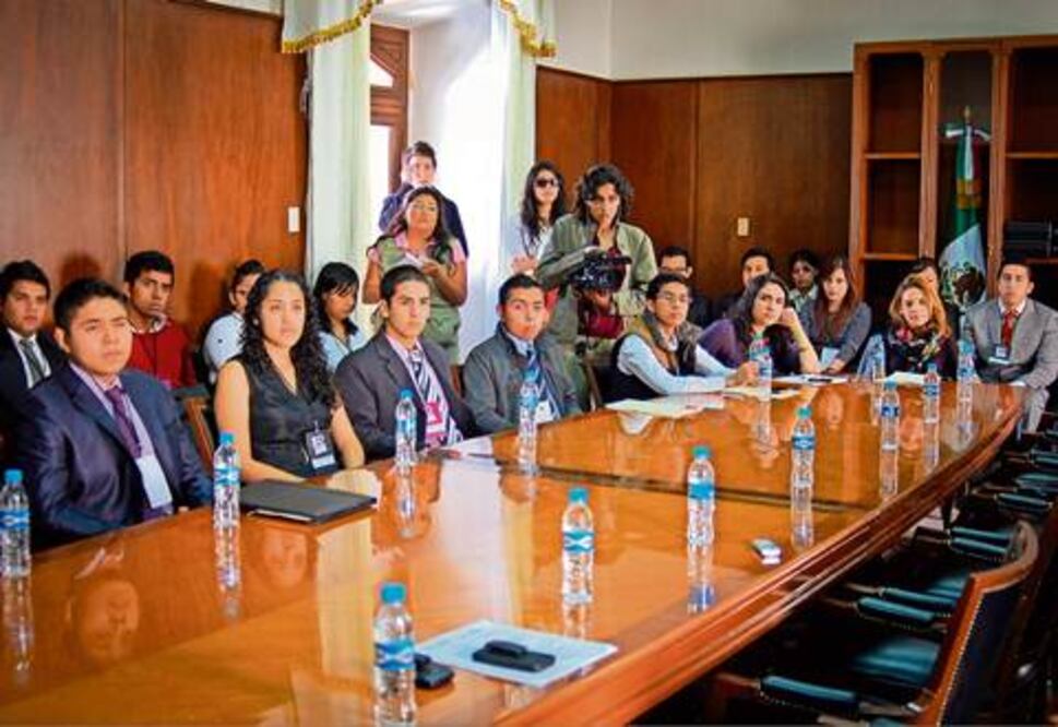 Jóvenes participan en legislatura