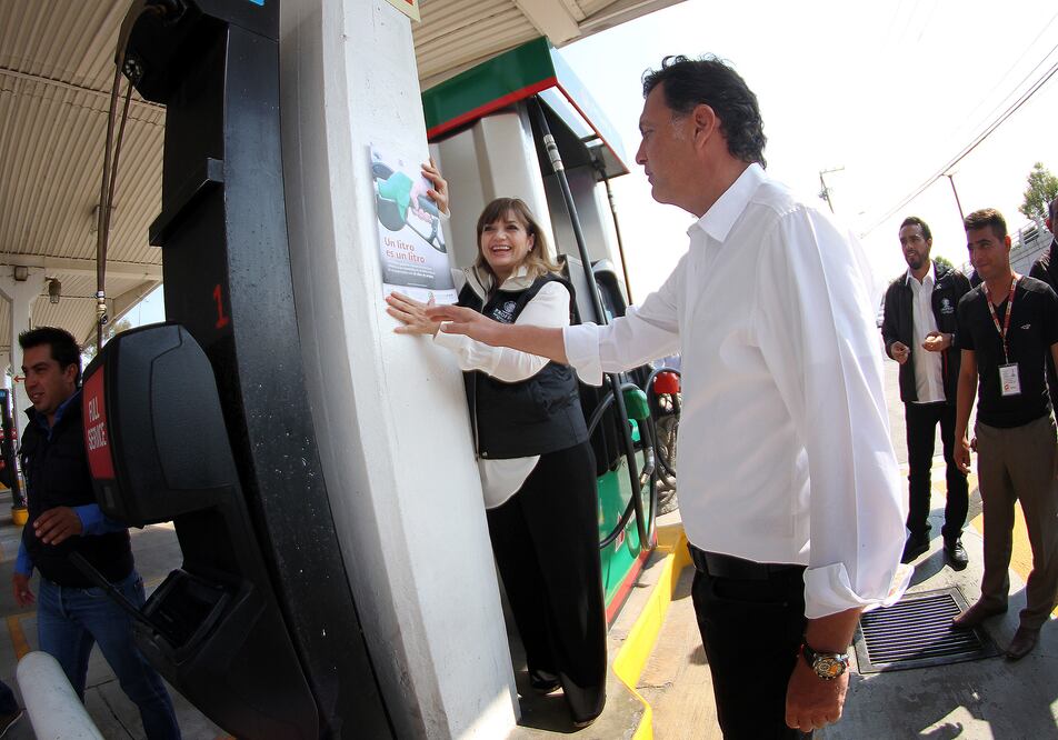 Inspeccionan servicio En el municipio de Corregidora existen 24 gasolineras, 12 de ellas en la zona urbana (LUIS SÁNCHEZ. EL UNIVERSAL)