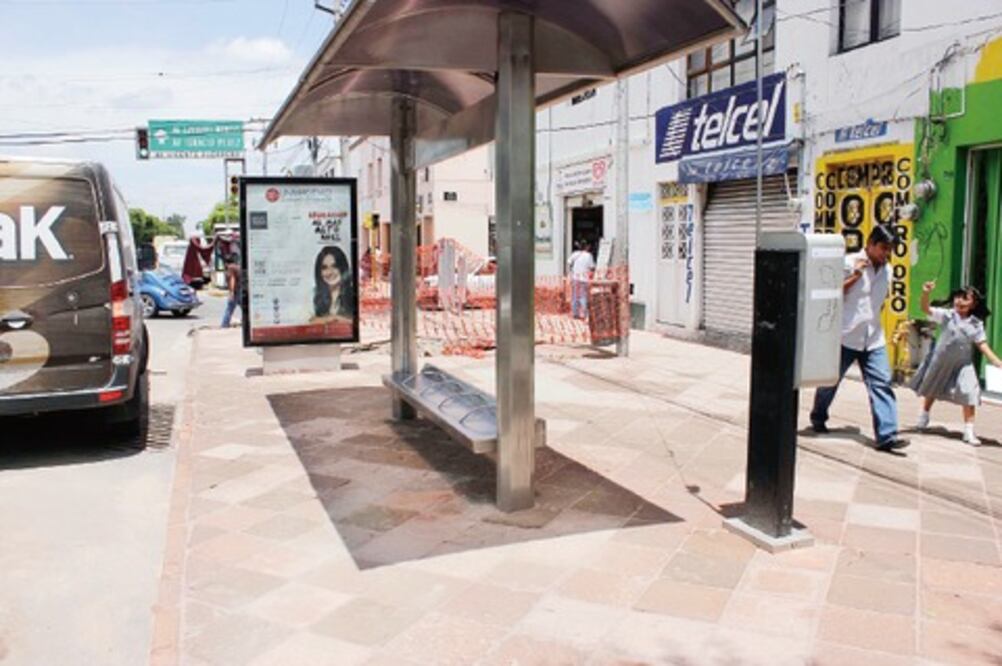 Rehabilitan paradas de autobús