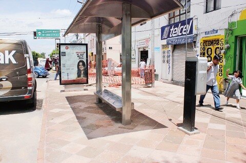 Rehabilitan paradas de autobús