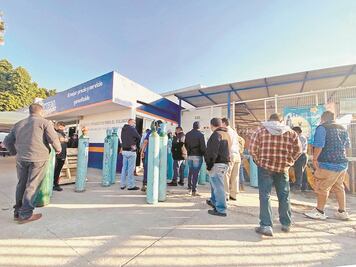 Un esfuerzo para salvar a la familia, así es la búsqueda de oxígeno en Querétaro